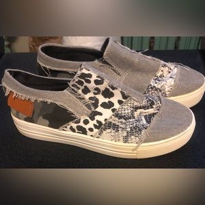 Boutique Slip On Shoes Size 8 Multi Pattern Light Weight